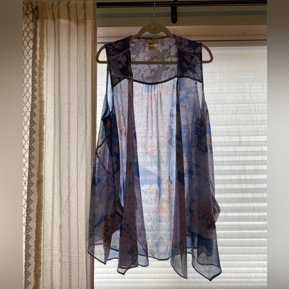 Sheer asymmetrical vest with pockets
Logo brand size xl soft boho floral